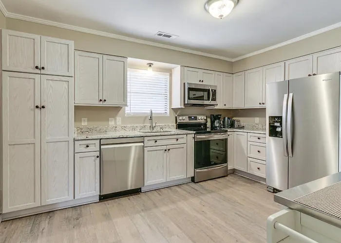 Walk To Restaurants: Bluffton Retreat W/ Patio